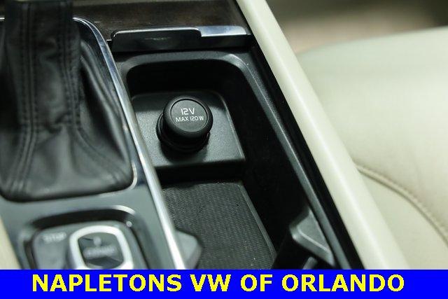 Photo of 2016 Crystal White Pearl Volvo XC90