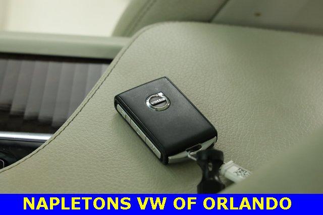 Photo of 2016 Crystal White Pearl Volvo XC90