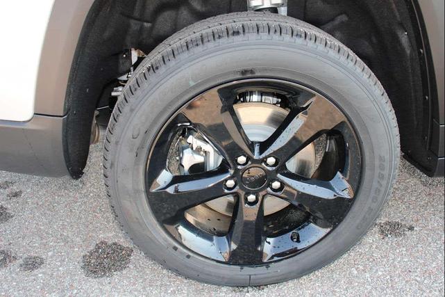 Photo of 2025 Silver Jeep Grand Cherokee L