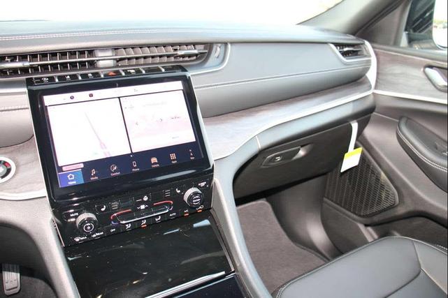 Photo of 2025 Silver Jeep Grand Cherokee L