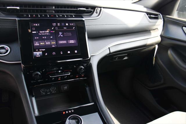 Photo of 2025 Gray Jeep Grand Cherokee