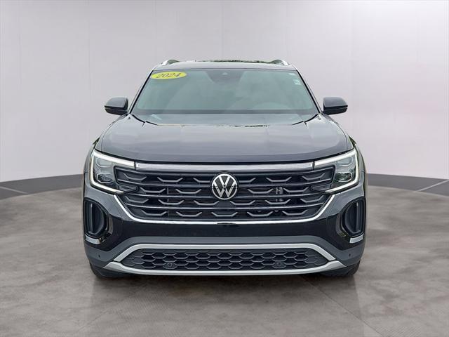 Photo of 2024 Deep Black Pearl Volkswagen Atlas Cross Sport