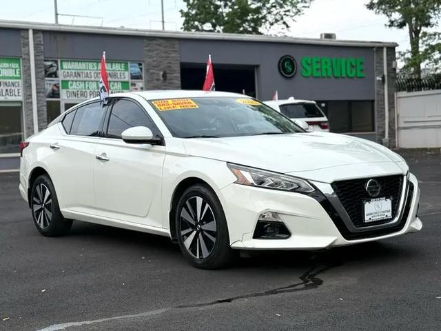 Photo of 2020 Pearl White Tricoat Nissan Altima