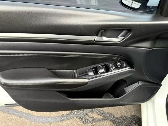 Photo of 2020 Pearl White Tricoat Nissan Altima