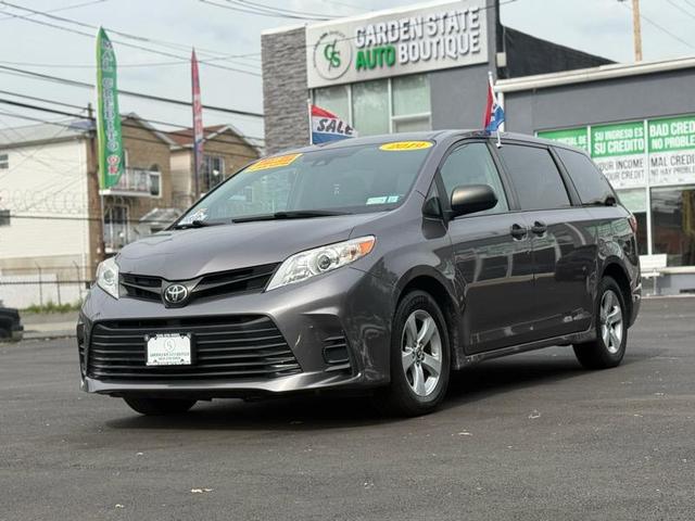 Photo of 2019 Predawn Gray Mica Toyota Sienna