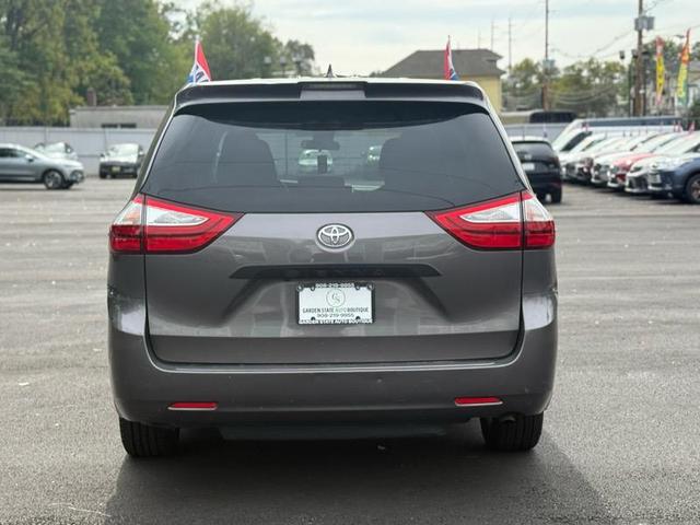 Photo of 2019 Predawn Gray Mica Toyota Sienna