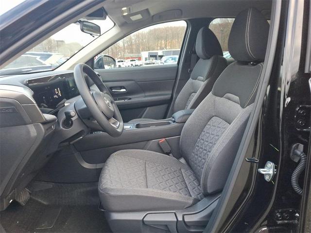Photo of 2025 Super Black Nissan Kicks