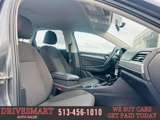 Photo of 2019 Platinum Gray Metallic Volkswagen Jetta