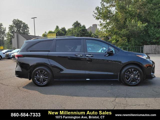 Photo of 2025 Midnight Black Metallic Toyota Sienna