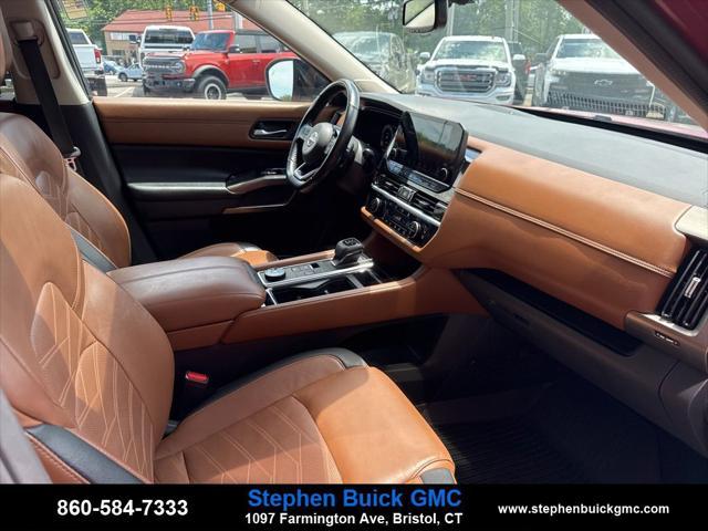 Photo of 2022 Scarlet Ember Tintcoat/Super Black Nissan Pathfinder