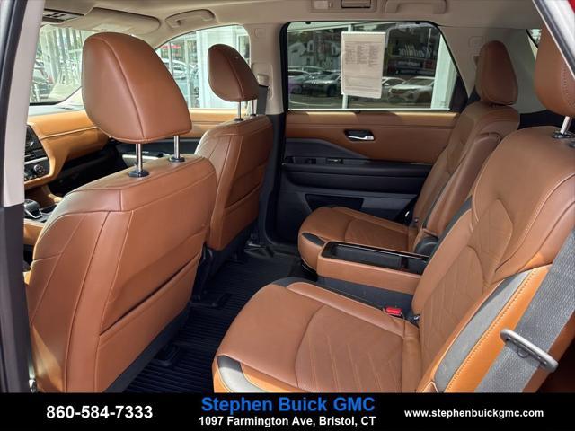 Photo of 2022 Scarlet Ember Tintcoat/Super Black Nissan Pathfinder