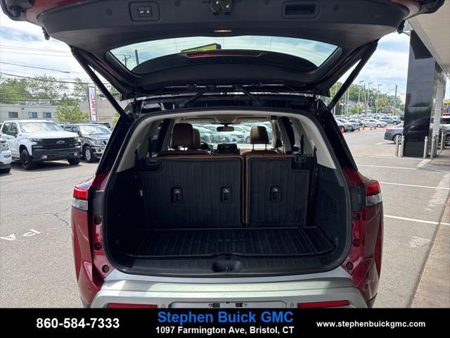 Photo of 2022 Scarlet Ember Tintcoat/Super Black Nissan Pathfinder