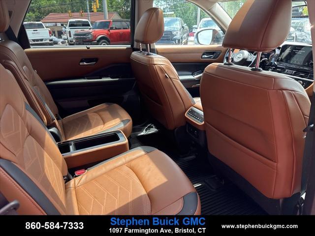 Photo of 2022 Scarlet Ember Tintcoat/Super Black Nissan Pathfinder