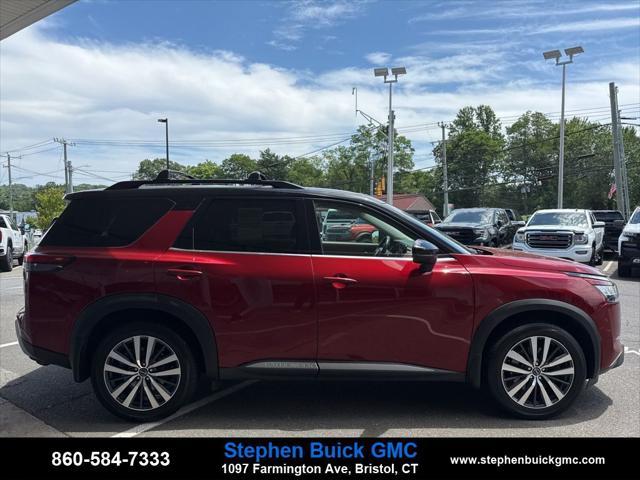 Photo of 2022 Scarlet Ember Tintcoat/Super Black Nissan Pathfinder