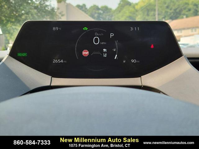 Photo of 2024 White Toyota Prius