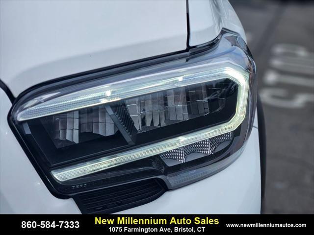 Photo of 2022 White Toyota Tacoma