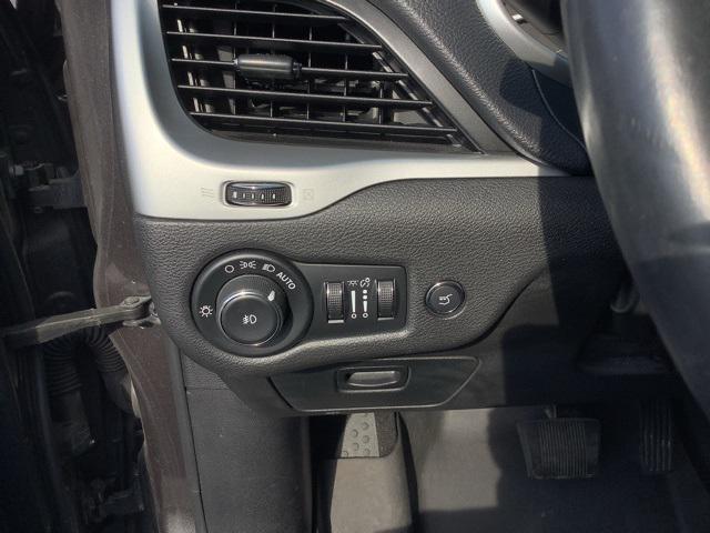 Photo of 2014 Granite Crystal Metallic Clearcoat Jeep Cherokee