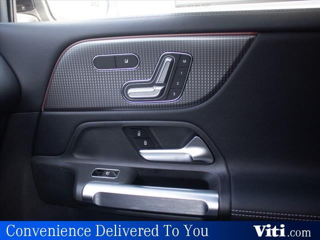 Photo of 2022 Night Black Mercedes-Benz GLB 250