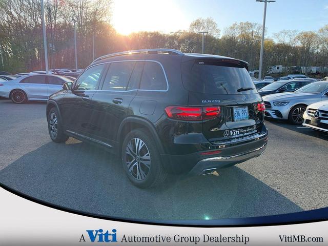 Photo of 2024 Night Black Mercedes-Benz GLB 250