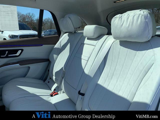 Photo of 2023 MANUFAKTUR Diamond White Metallic Mercedes-Benz EQS 580