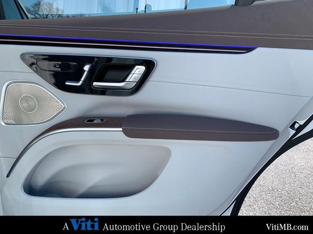 Photo of 2023 MANUFAKTUR Diamond White Metallic Mercedes-Benz EQS 580