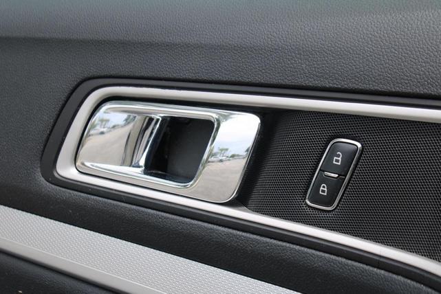 Photo of 2017 White Gold Metallic Ford Explorer