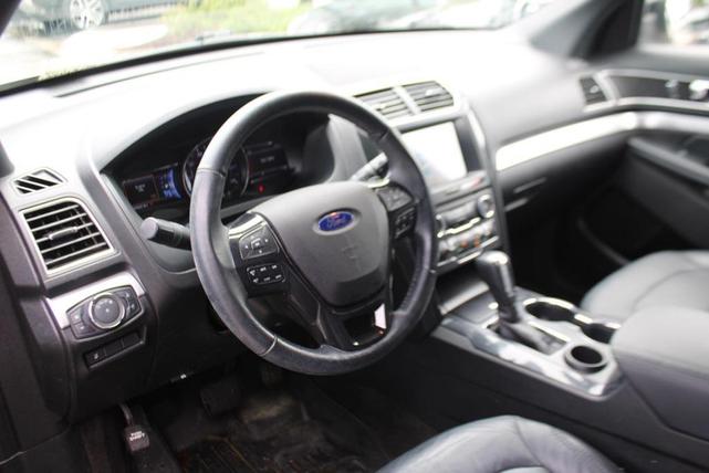 Photo of 2017 White Gold Metallic Ford Explorer