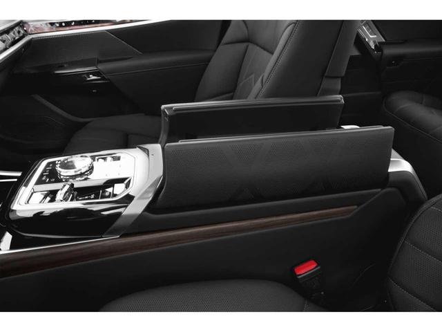 Photo of 2025 Alpine White BMW 760