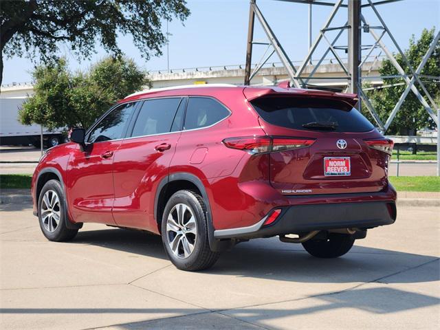 Photo of 2022 Ruby Flare Pearl Toyota Highlander