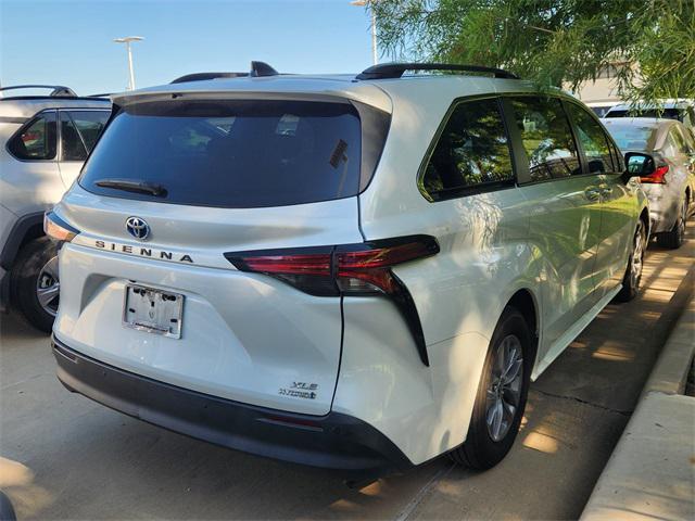 Photo of 2022 Pearl Toyota Sienna