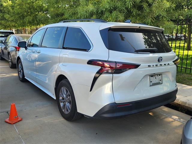 Photo of 2022 Pearl Toyota Sienna