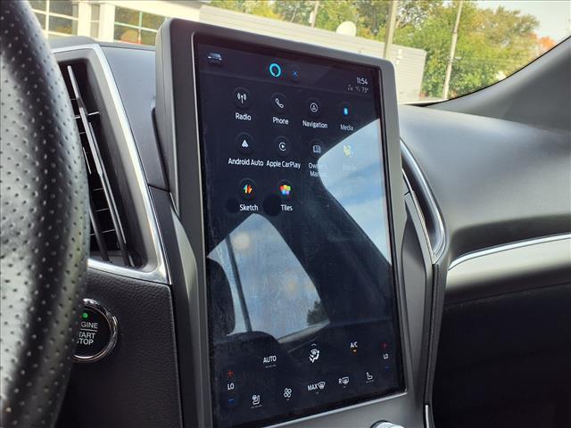 Photo of 2022 Star White Metallic Tri-Coat Ford Edge