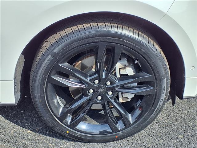 Photo of 2022 Star White Metallic Tri-Coat Ford Edge