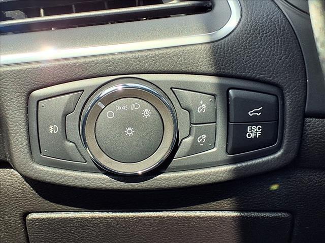 Photo of 2022 Star White Metallic Tri-Coat Ford Edge