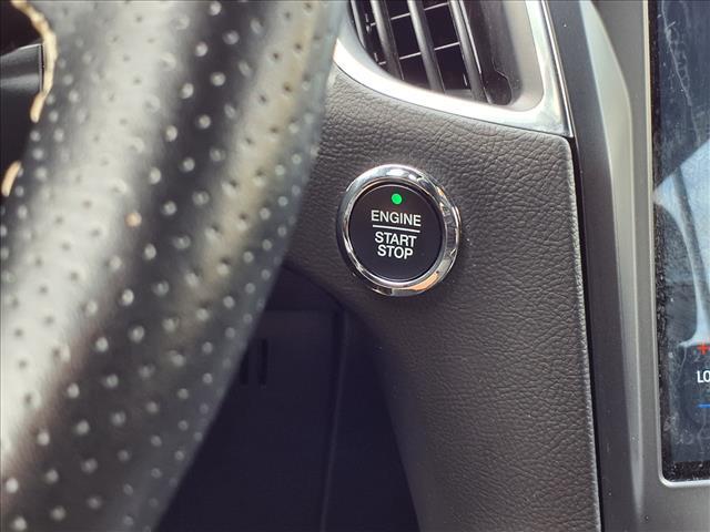 Photo of 2022 Star White Metallic Tri-Coat Ford Edge