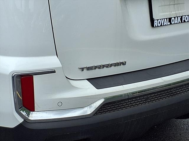 Photo of 2017 Summit White GMC Terrain