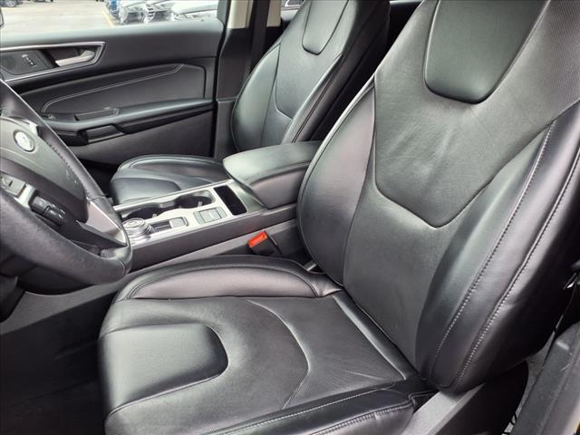 Photo of 2022 Agate Black Metallic Ford Edge