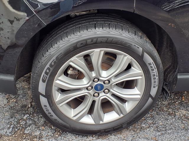 Photo of 2022 Agate Black Metallic Ford Edge