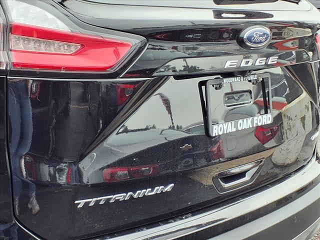 Photo of 2022 Agate Black Metallic Ford Edge