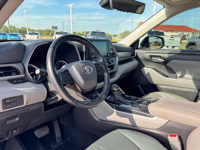 Photo of 2022 Wind Chill Pearl Toyota Highlander