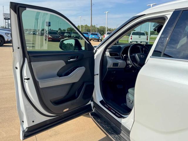 Photo of 2022 Wind Chill Pearl Toyota Highlander