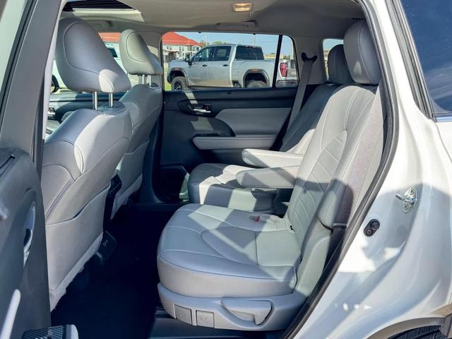 Photo of 2022 Wind Chill Pearl Toyota Highlander