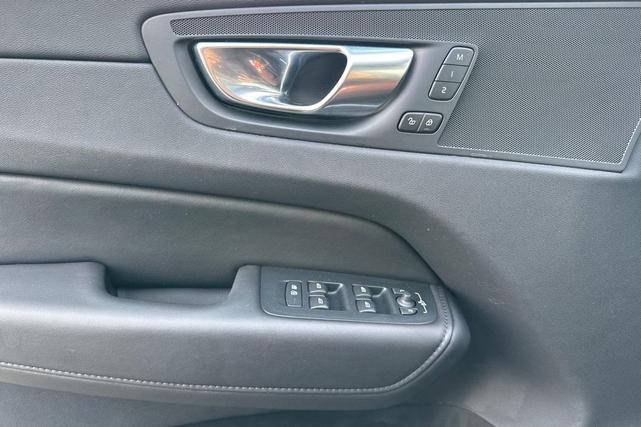 Photo of 2025 Onyx Black Volvo XC60