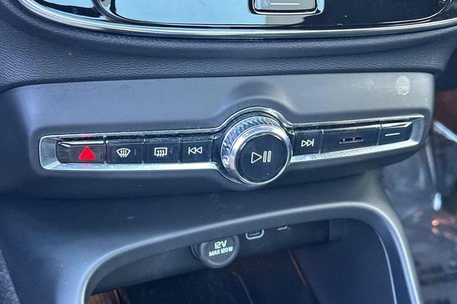 Photo of 2023 Bright Dusk Volvo XC40 Recharge Pure Electric