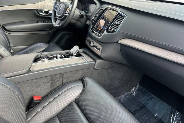 Photo of 2022 Onyx Black Metallic Volvo XC90 Recharge Plug-In Hybrid