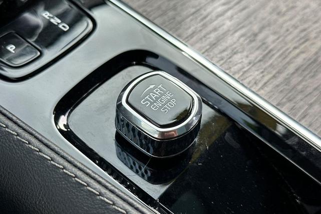Photo of 2022 Onyx Black Metallic Volvo XC90 Recharge Plug-In Hybrid