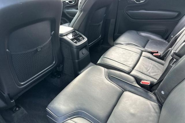 Photo of 2022 Onyx Black Metallic Volvo XC90 Recharge Plug-In Hybrid