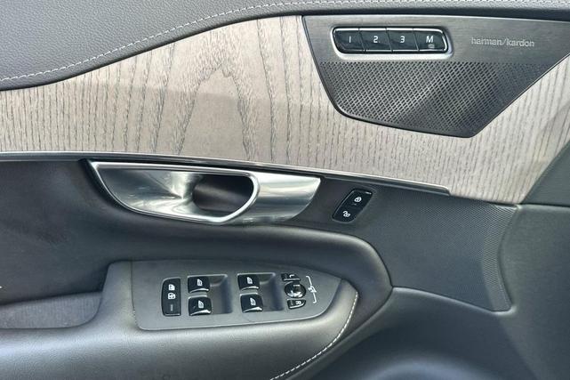 Photo of 2022 Onyx Black Metallic Volvo XC90 Recharge Plug-In Hybrid