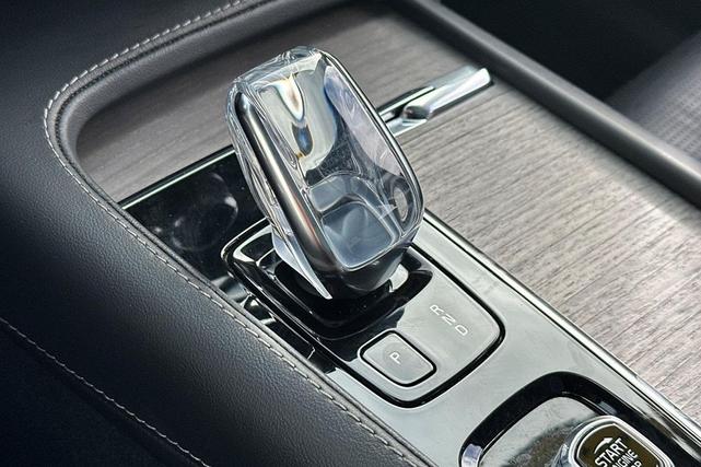 Photo of 2022 Onyx Black Metallic Volvo XC90 Recharge Plug-In Hybrid