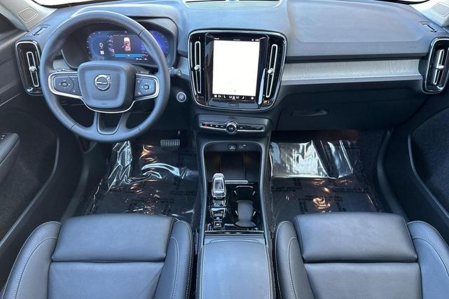 Photo of 2025 Crystal White Volvo XC40